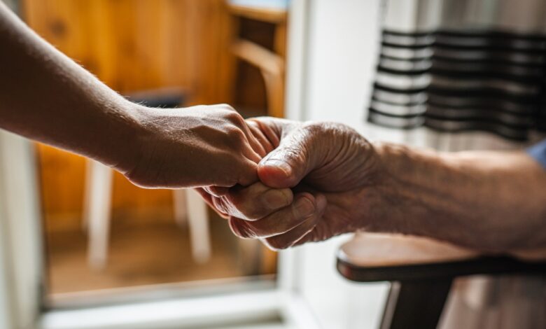 People who volunteer improve their heart and brain health, research finds : Shots