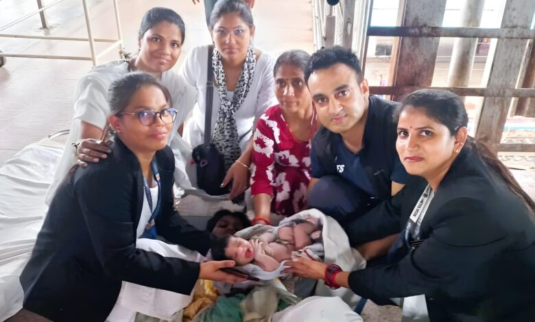Army Doctor Uses Pocket Knife to Help Woman Deliver Baby at Jhansi Railway Station Army Doctor Uses Pocket Knife to Help Woman Deliver Baby at Jhansi Railway Station